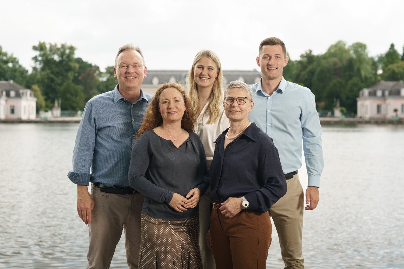 Berater-Team von Choreoo vor Benrather Schloss, Titelbild für Artikel "Veränderungen bei Choreoo".
