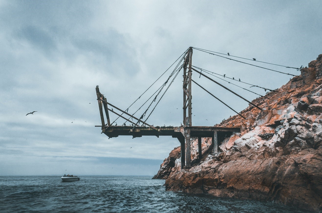 Halb fertig gebaute Hängebrücke über dem Meer, Titelbild für Artikel "Wenn Change zu früh endet".