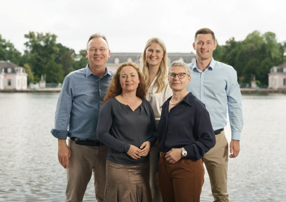 Berater-Team von Choreoo vor Benrather Schloss, Titelbild für Artikel "Veränderungen bei Choreoo".