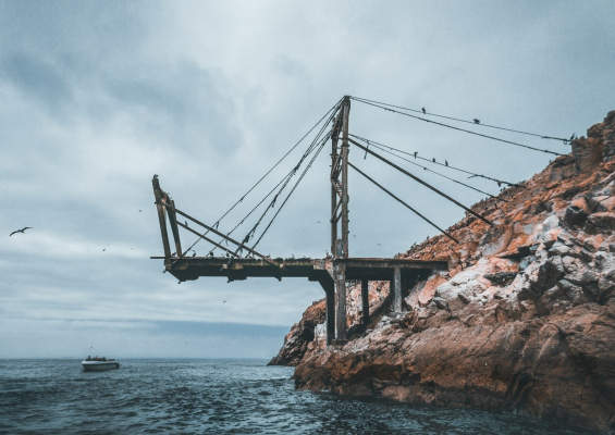 Halb fertig gebaute Hängebrücke über dem Meer, Titelbild für Artikel "Wenn Change zu früh endet".