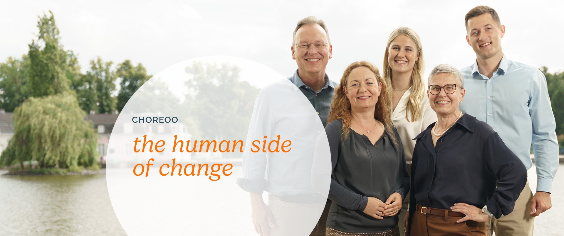 Teamfoto mit fünf Personen vor dem Benrather Schloss, daneben der Claim "Choreoo – the human side of change".